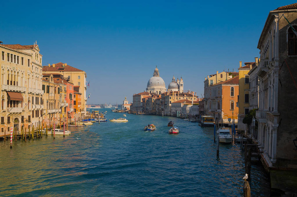 Vista panorámica del famoso Canal Grande y la Basílica de Santa Maria della Salute al atardecer en Venecia, Italia
 - Foto, imagen
