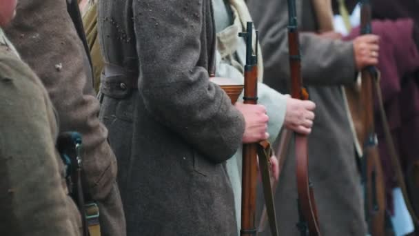 Homens soldados em casacos em pé na fila segurando armas - batendo palmas com mãos congeladas
 - Filmagem, Vídeo