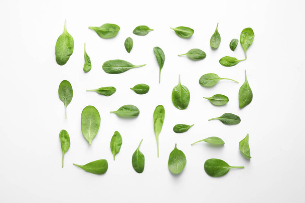 Φύλλα φρέσκου πράσινου υγιούς σπανακιού με σταγόνες νερού σε λευκό φόντο, κορυφαία άποψη - Φωτογραφία, εικόνα