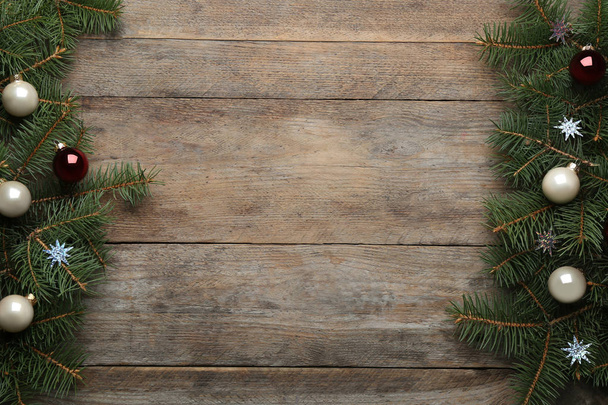 Ploché rozložení s vánočními dekoracemi na dřevěné pozadí, prostor pro text. Zimní sezóna - Fotografie, Obrázek