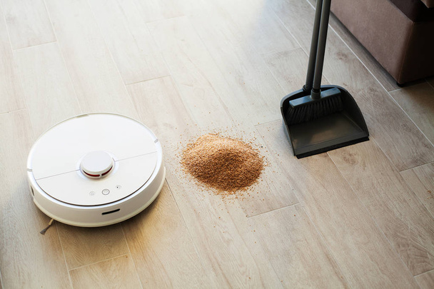 スマートホーム。ロボット掃除機は、特定の時間にアパートの自動クリーニングを実行します - 写真・画像