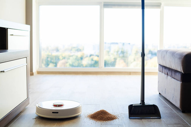 Умный дом. Робот-пылесос выполняет автоматическую очистку квартиры в определенное время - Фото, изображение