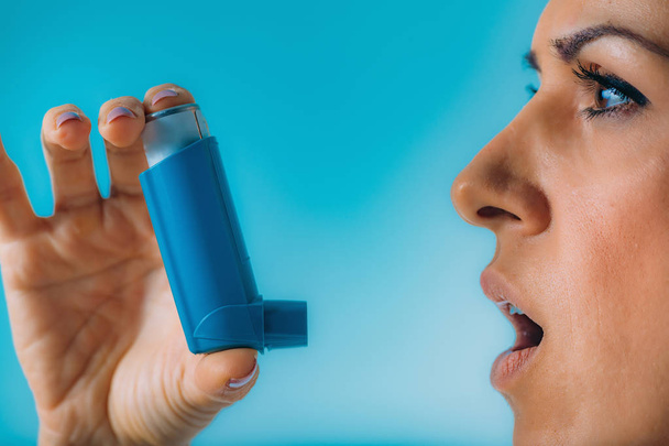 Femme utilisant l'inhalateur d'asthme
   - Photo, image