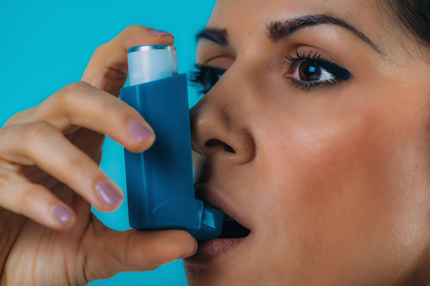 Femme utilisant un inhalateur pour l'asthme
 - Photo, image