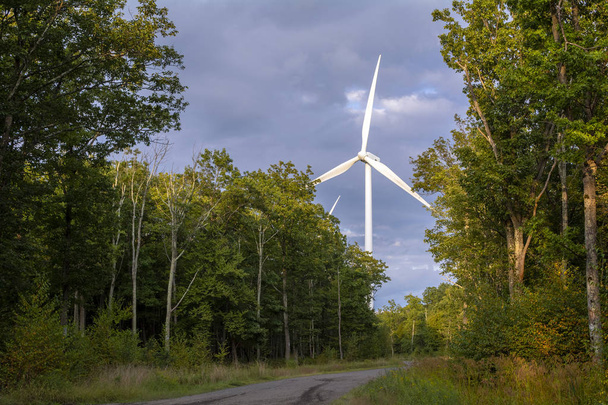 Turbina wiatrowa powyżej lasu na szczycie góry w Pensylwanii - Zdjęcie, obraz
