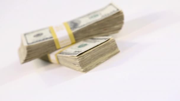 Montones de billetes de cien dólares cayendo en la mesa
 - Imágenes, Vídeo