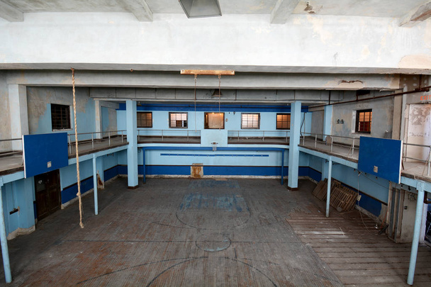Indoor-Basketballplatz in einer verlassenen Schule - Foto, Bild