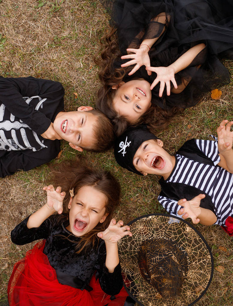 Смешные дети лежат со страшными руками
 - Фото, изображение
