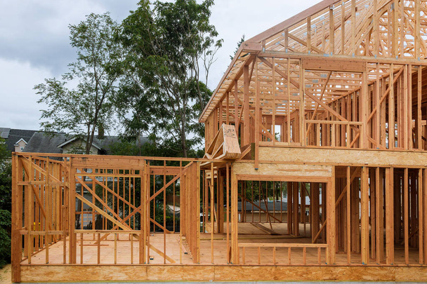 Будівництво, дерев'яне обрамлення нового будинку будується дах
 - Фото, зображення