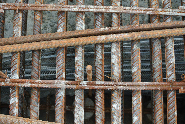 SEREMBAN, MALAYSIA-MAGGIO 05, 2017: Barra di rinforzo in acciaio utilizzata per il calcestruzzo armato nel cantiere. Era legato insieme usando fili minuscoli. Costruire in situ da parte dei lavoratori edili
.      - Foto, immagini