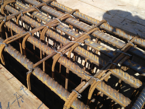 SEREMBAN, MALAISIE - 05 MAI 2017 : Barre d'armature en acier utilisée pour le béton armé sur le chantier de construction. Il était attaché à l'aide de fils minuscules. Fabriquer in situ par les travailleurs de la construction
.      - Photo, image