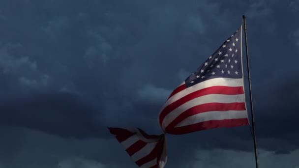Full HD izquierda frente a la bandera americana de cámara lenta ondeando en el viento con nubes fantasmas de lapso de tiempo
 - Metraje, vídeo