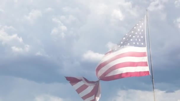 Full HD di fronte a sinistra Bandiera americana Slow Motion sventola nel vento con nuvole time-lapse ospitato
 - Filmati, video