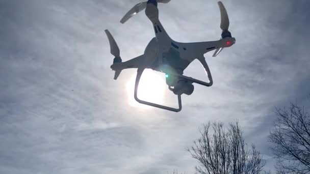 Pomalý pohyb Uav Drone letadlo létání na obloze silueta na slunci - Záběry, video