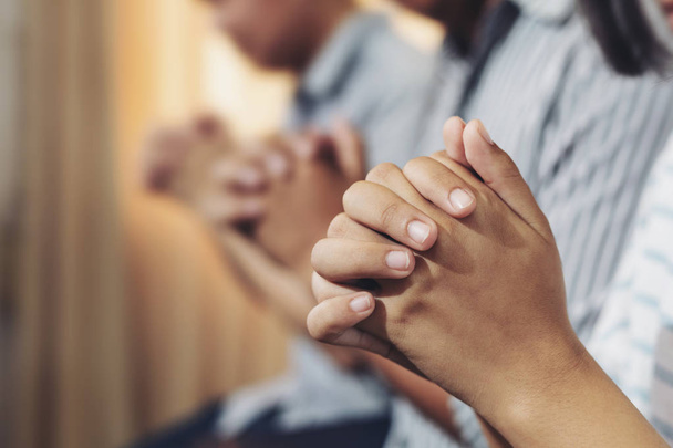 Grupa ludzie trzymają ręce, aby modlić się za Boga. - Zdjęcie, obraz