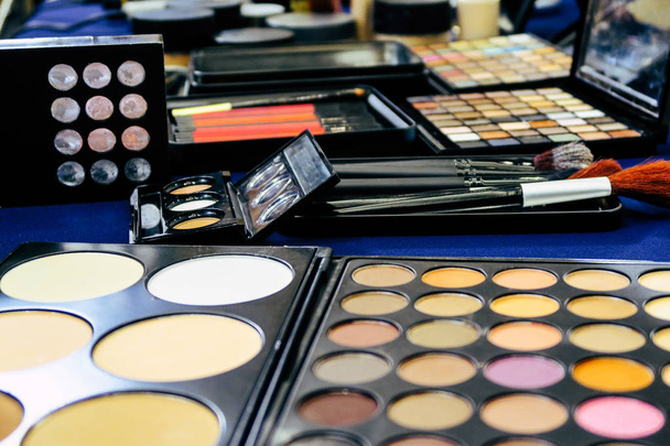 Kit de maquillage Ensemble cosmétique, palette ombre à paupières et pinceaux
 - Photo, image