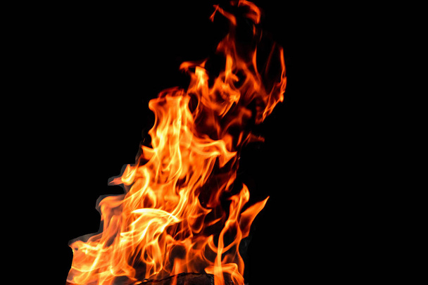 Fuego, llamas sobre un fondo negro aislado. concepto fuego parrilla calor fin de semana barbacoa
. - Foto, Imagen