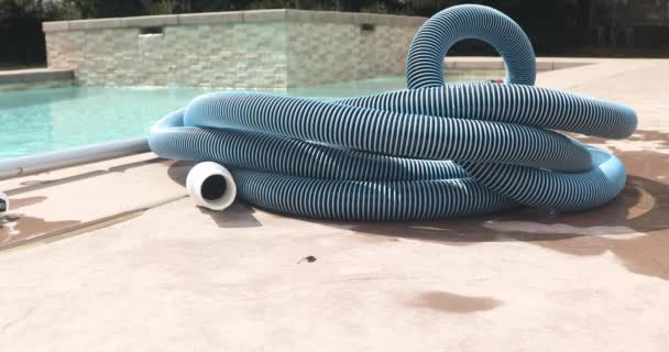 4k Pfanne mit Schwimmbad und Reinigungsgeräten auf dem Deck - Filmmaterial, Video