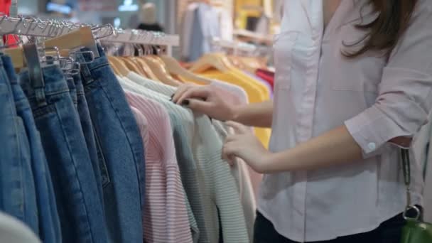 visita del negozio, bella donna shopaholic sceglie nuovi vestiti nel negozio di moda durante gli sconti nel centro commerciale
 - Filmati, video