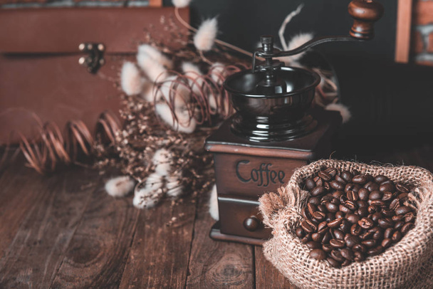 Molinillo de café y granos de café en la decoración de arpillera con flujo seco
 - Foto, imagen