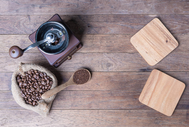 Molinillo de café, granos de café en arpillera y placa de madera en blanco en w
 - Foto, Imagen