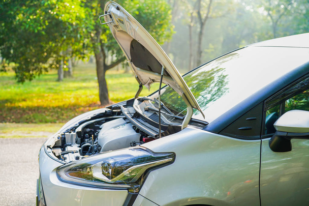 Open hood mechanic engine system to check and repair damage car crash. - Foto, Imagem