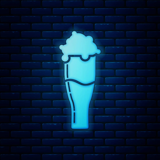 Светящийся неоновый стакан пивной иконы изолирован на фоне кирпичной стены. Векторная миграция
 - Вектор,изображение