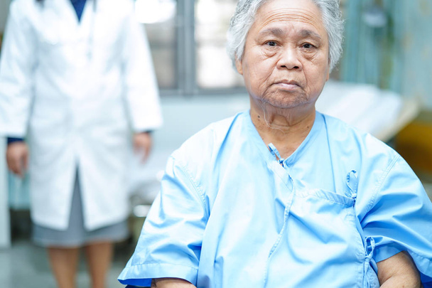 Azjatycka senior lub osób w podeszłym wieku pacjenta kobieta Starsza pani uśmiech jasny twarz siedząc na łóżku w pielęgniarstwie oddziale szpitala: zdrowy silny medyczną koncepcję - Zdjęcie, obraz