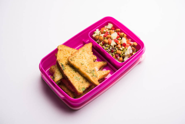 Ebéddoboz / Tiffin indiai gyerekeknek, tartalmaz kenyeret omlett pakora paradicsommal ketchup vagy csírák, szelektív fókusz - Fotó, kép