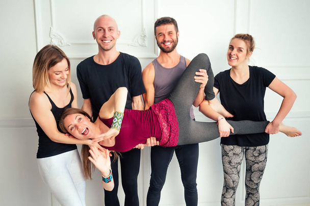szczęśliwa grupa ludzi z mężczyzn i kobiet ćwiczących jogę w studiu. grupy medytacji i wsparcia na zajęciach jogi. joga, stary, mężczyzna, kobieta, wiele osób - Zdjęcie, obraz
