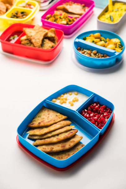 groupe de boîte à lunch / Tiffin pour les enfants indiens, montrant la variété ou l'option multiple ou combinaison d'aliments sains pour vos enfants allant à l'école
 - Photo, image
