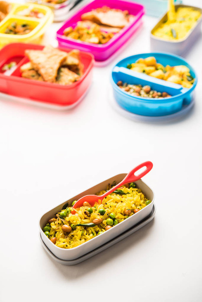 Hintli çocuklar için Beslenme Kutusu / Tiffin grubu, çeşitli ya da çoklu seçenek ya da okula giden çocuklarınız için sağlıklı yiyecek kombinasyonu gösteriyorlar. - Fotoğraf, Görsel