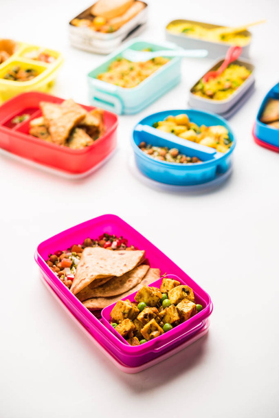 Група Lunch Box / Tiffin для індійських дітей, показує різні варіанти або комбінацію здорової їжі для вашої школи дітей - Фото, зображення