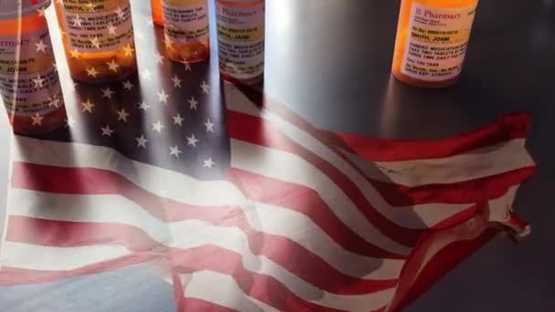 4k Slow Motion Medicine Bottles and Pills Falling With Ghosted American Flag Waving.Le etichette delle bottiglie dei medicinali non sono proprietarie con nomi, indirizzi e informazioni fittizi progettati specificamente per l'industria della fotografia d'archivio
. - Filmati, video