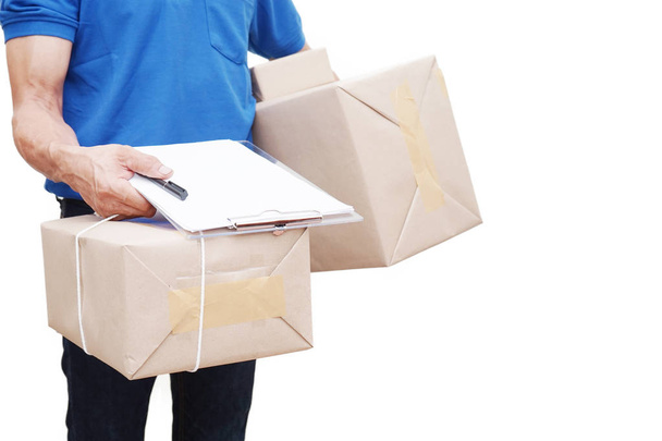 Entrega hombre enviar paquete a casa con fondo blanco
 - Foto, Imagen