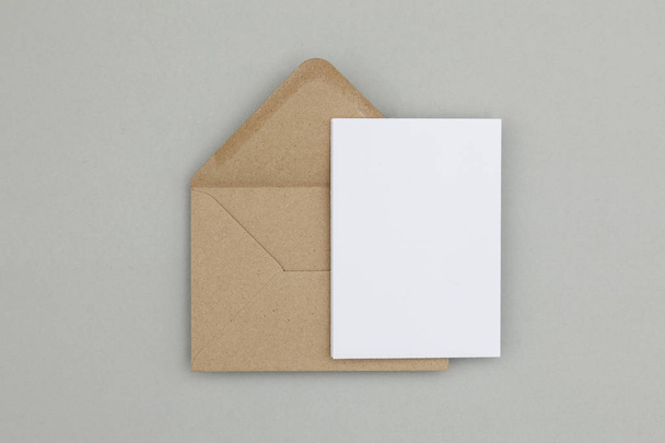 Blank white card with kraft brown paper envelope template mock u - Foto, afbeelding