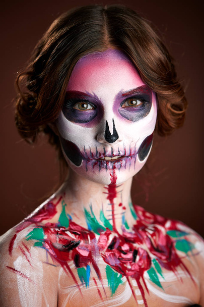 привлекательная молодая женщина с макияжем сахарного черепа Хэллоуин
  - Фото, изображение