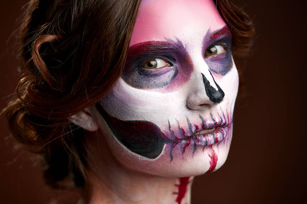attraktive junge Frau mit Zuckerschädel-Make-up halloween  - Foto, Bild