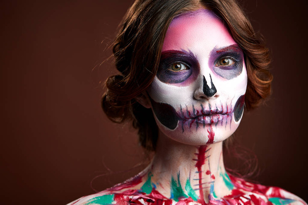 aantrekkelijke jonge vrouw met suiker schedel make-up Halloween  - Foto, afbeelding