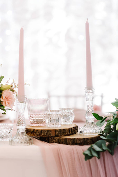 Bougies et plase naturel de pins sur la table de vacances
 - Photo, image
