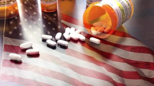 Bottiglie e pillole di medicina 4k Slow Motion che cadono con sventola bandiera americana ospitata. Le etichette delle bottiglie dei medicinali sono non proprietarie con nomi, indirizzi e informazioni fittizi progettati specificamente per l'industria della fotografia d'archivio.
. - Filmati, video