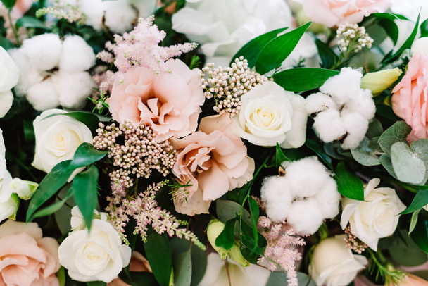 Αυθεντική ανθολογία γάμου. Το μπουκέτο λουλουδιών γάμου συμπληρώνεται με φυσικά κλαδιά, μούρα και πράσινο. - Φωτογραφία, εικόνα