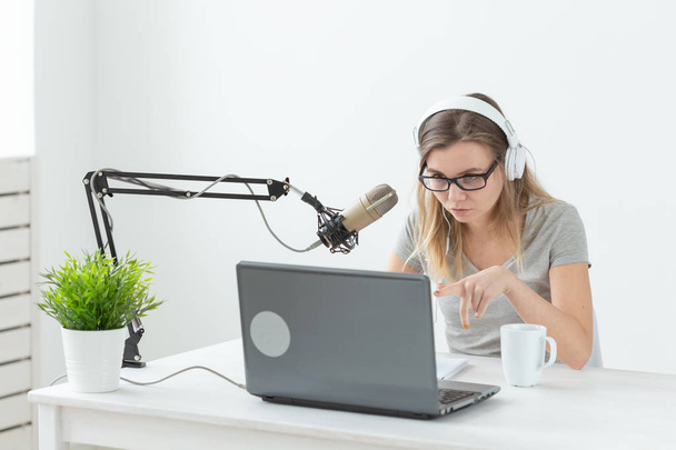 Rádio, DJ, blogger a lidé koncept-mladá žena předvádějící na rozhlasovém studiu a mluvení na mikrofon - Fotografie, Obrázek