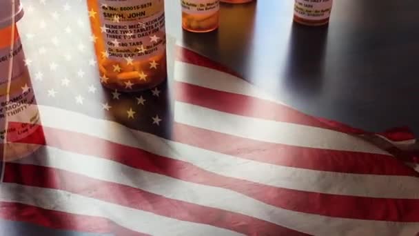 Bottiglie e pillole di medicina 4k Slow Motion che cadono con sventola bandiera americana ospitata. Le etichette delle bottiglie dei medicinali sono non proprietarie con nomi, indirizzi e informazioni fittizi progettati specificamente per l'industria della fotografia d'archivio.
. - Filmati, video