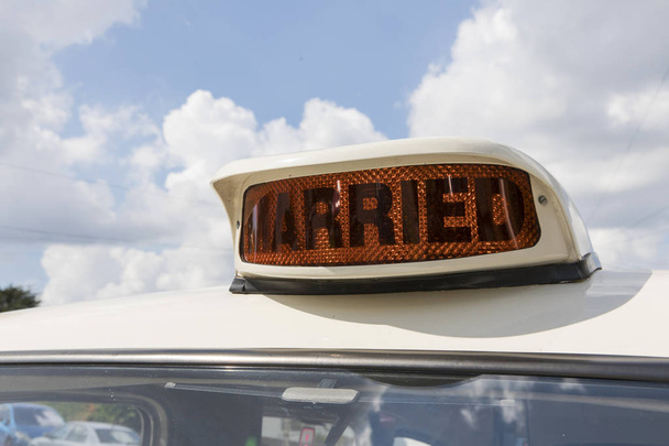 Traditional wedding car with married sign - Zdjęcie, obraz