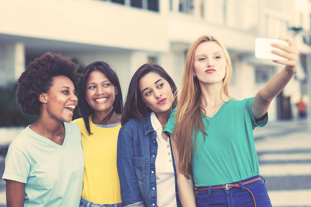 Group of international young adult woman taking crazy selfie - Foto, Bild