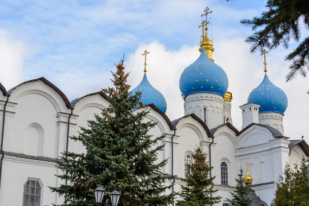Cúpulas azuis da Catedral de Anunciação de Kazan Kremlin é o
 - Foto, Imagem