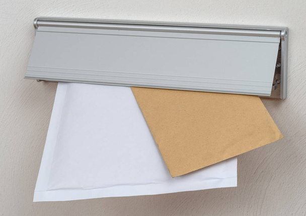 Dos letras en una ranura de correo
 - Foto, Imagen