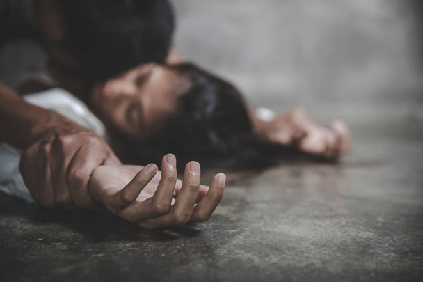 Uma mão de homem segurando uma mão de mulher por estupro e abuso sexual conc
 - Foto, Imagem