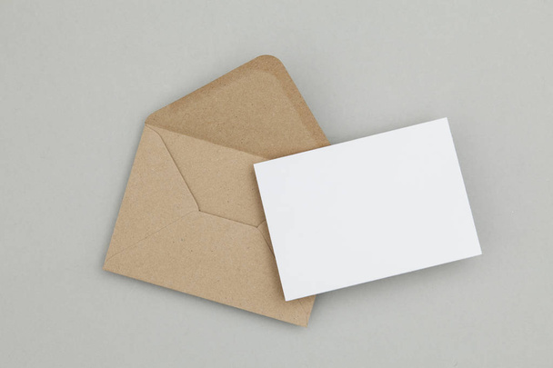 Blank white card with kraft brown paper envelope template mock u - 写真・画像